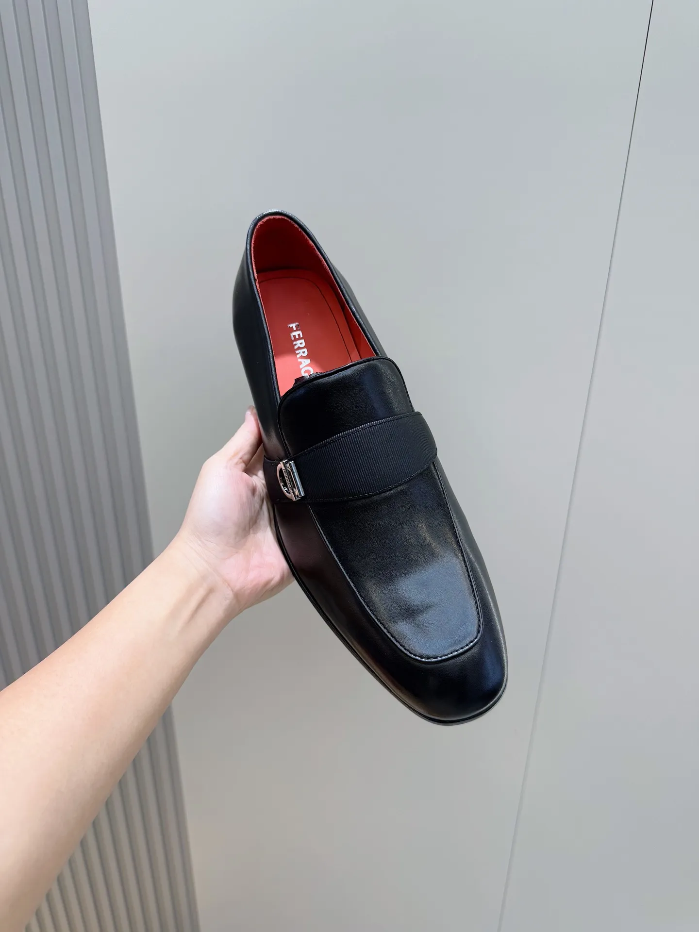 [Ferragam] Top P: 960💰 Size: 39-44 (38. 45.46 can be customized) Ferragamo Gancini buckle moccasins. These men's loafers are exquisite and gorgeous, with shiny patent leather uppers that highlight urban style. The almond-shaped toe adds a stylish touch, with three-dimensional stitching around the upper and contrasting tubular piping for a unique silhouette. The shoes are exquisitely crafted, with grosgrain ribbons and metallic Gancio buckles adding a classic touch, complementing the contrasting red accents. Finished with a slim leather sole. Imported cowhide upper + cowhide lining + genuine leather outsole.